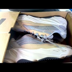 Yeezy 700 Cream V2
